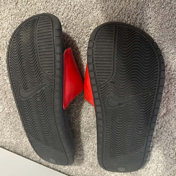 Nike Toddler Benassi Red Black Slip On Sport Sandal Slides Size 6Y - Picture 4 of 7